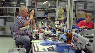 Bild: Screenshot Mitarbeiter von "Impossible" arbeiten an der Neuentwicklung von Polaroids.
