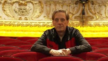Bild: NDR Kay Voges, Direktor des Wiener Volkstheaters, sitzt in einem Theatersaal.