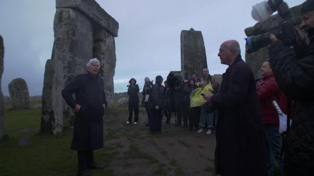 Autor Ken Follett in Stonehenge