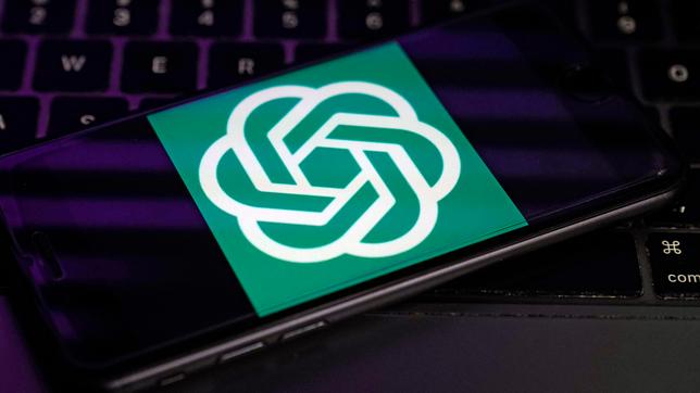 Das Logo von OpenAI, dem Hersteller von ChatGPT, wird auf dem Bildschirm eines Smartphones angezeigt.