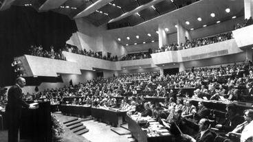 Bild: picture alliance / dpa / UBI US-Präsident Ford spricht auf der KSZE-Konferenz in Helsinki 1975