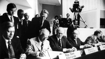 Bild: picture alliance / zb / Horst Sturm KSZE-Konferenz in Helsinki 1975: Helmut Schmidt und Erich Honecker beim Unterzeichnen