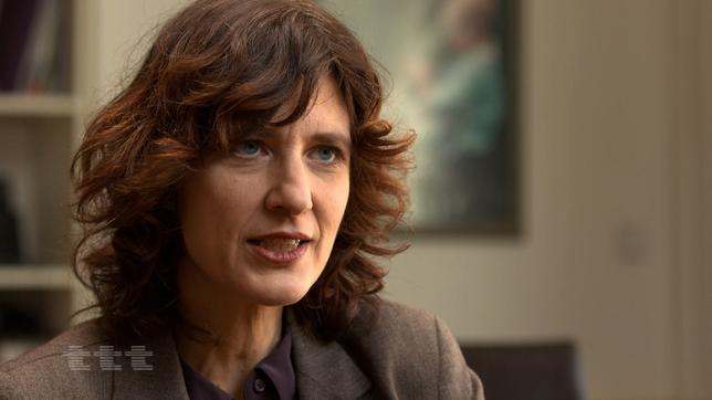 Bild: ARD/ttt Braunhaarige Frau im Interview