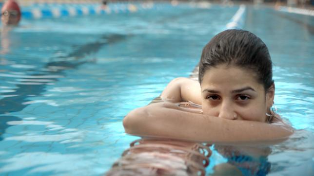 Sara Mardini in einem Schwimmbecken, sie schaut in die Kamera.