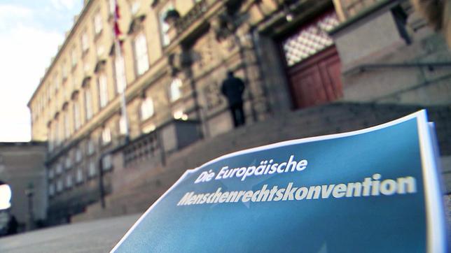 Bild: Screenshot NDR Ein Flugblatt mit dem Aufdruck Europäische Menschenrechtskonventionen