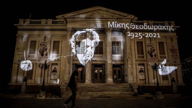Bild: Imago images/ ANE Edition Die Stadt Piräus ehrt den Komponisten Mikis Theodorakis.