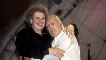 Bild: imago images / Michael Westermann Mikis Theodorakis mit Schauspieler Anthony Quinn beim Konzert zum 70. Geburtstag in München