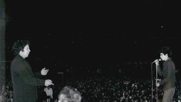Bild: IMAGO / ZUMA / Keystone Mikis Theodorakis mit seinem Sohn George auf der Bühne im Panathinatiu Stadium 1976