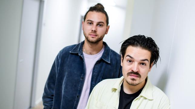 Philipp Dausch und Clemens Rehbein stehen nebeneinander und schauen in die Kamera.