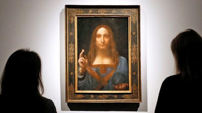 Das Gemälde "Salvator Mundi" von Leonardo da Vinci wird von Besuchern des Auktionshauses Christie's begutachtet.