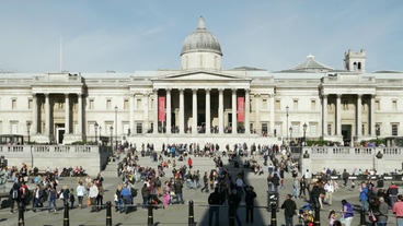 Bild: Screenshot Blick auf die National Gallery London. Viele Menschen wandeln auf dem Platz davor.