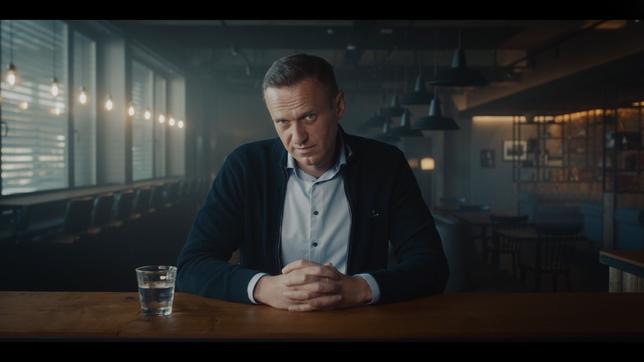 Alexej Nawalny sitzt an einer Bar und schaut in die Kamera.
