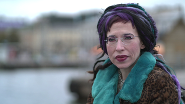 Bild: Screenshot Sofi Oksanen spricht in die Kamera.
