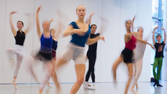 Schülerinnen an der Dresdner Palucca-Hochschule beim Training