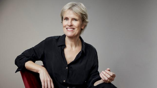 Rachel Portman lacht in die Kamera.