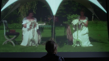 Bild: NDR/Screenshot Rachel Portman sitzt for eine Projektion des Films "Emma".