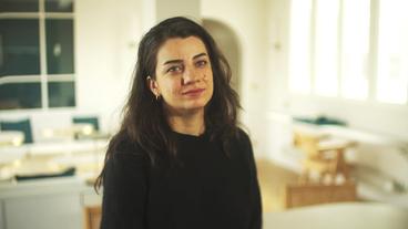 Bild: WDR Dunkelhaarige Frau in schwarzem Pullover lächelt sanft.