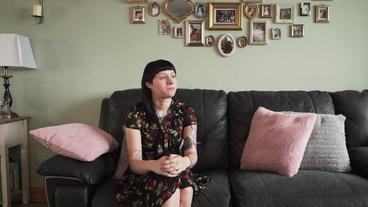 Bild: NDR/Screenshot Shelby Lynn sitzt auf einem Sofa und schaut in die Ferne.