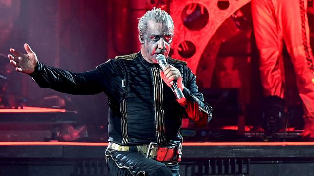 Rammstein-Frontsänger Till Lindemann auf der Bühne