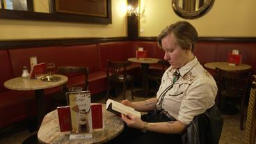 Bild: NDR Die österreichische Schriftstellerin Raphaela Edelbauer sitzt in einem Cafe und liest.