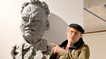 Bild: picture-alliance/Carsten Rehder/dpa Rainer Fetting steht neben seiner Skulptur von Willy Brandt.