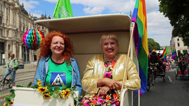 Bild: Screenshot Claudia Roth bei einer CSD-Parade.