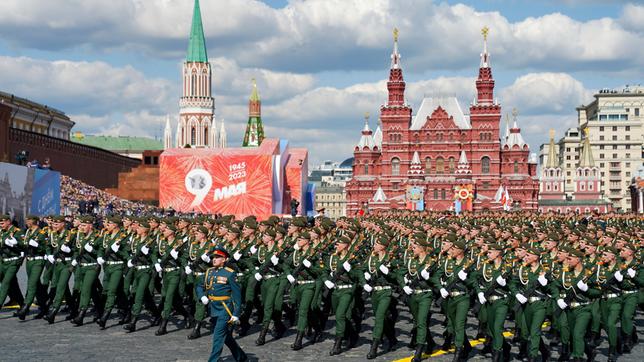 Soldaten marschieren auf dem Platz vor dem Kreml.