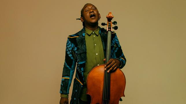 Abel Selaocoe hälte sein Cello vor sich, er hat die Augen geschlossen und sing.