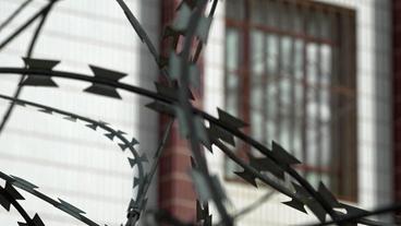 Bild: NDR Draht vor einem Gebäude