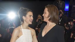 Sigourney Weaver und Margaret Qualley 