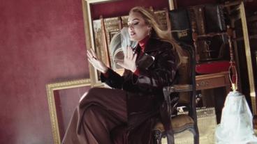 Bild: Columbia Records Szene aus dem Video zu "Easy On Me"