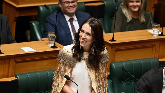 Bild: IMAGO / AAP Jacinda Ardern bei ihrer Abschiedsrede im neuseeländischen Parlament