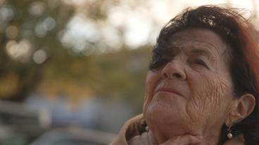 Bild: BR Eine alte Frau blickt in den Himmel