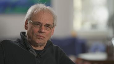 Bild: BR Ein Mann mit weißen Haaren und Brille gibt ein Interview