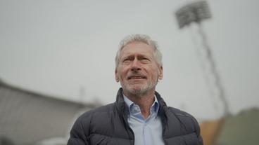 Bild: BR Ein Mann mit weißen Haaren steht in einem Fußballstadion