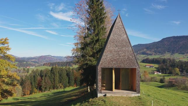 Eine moderne Holzkapelle in den Alpen