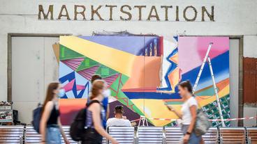 Bild: Kunstmuseum Stuttgart Eine bunte Wand mit der Aufschrift "Marktstation"
