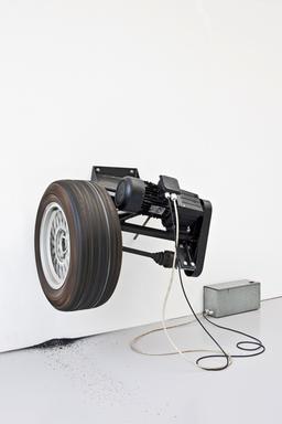 Bild: Kunstmuseum Stuttgart Skulptur eines Reifens an der Wand