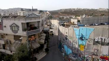 Bild: BR Eine Betonwüste mit bemalter Mauer in Bethlehem