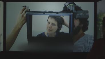 Bild: BR Videostill zeigt eine Frau, die sich durch die Haare fährt