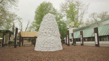 Bild: BR Eine Skulptur aus Sandsäcken