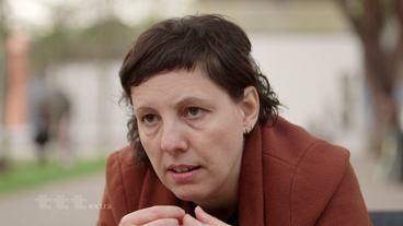 Bild: BR Eine Frau mit schwarzen Haaren gibt ein Fensehinterview