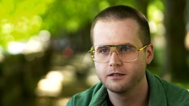 Bild: BR Ein junger Mann mit großer Brille gibt ein Interview