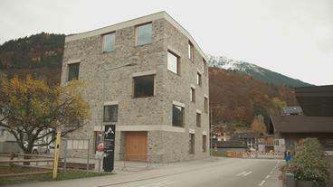 Ein modernes Steinhaus in den Bergen