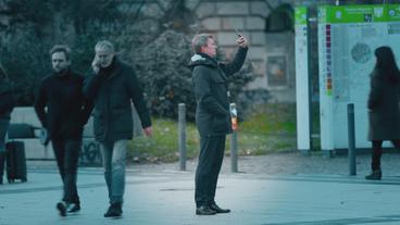 Bild: BR Ein Mann macht ein Selfie von sich