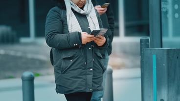 Bild: BR Eine Frau tippt auf ihrem Handy
