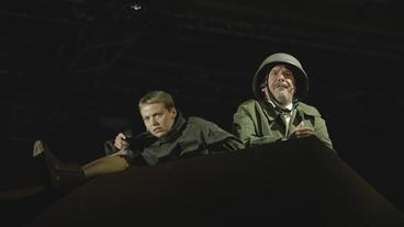 Bild: BR Ein Mann und eine Frau in Stahlhelmen auf der Theaterbühne