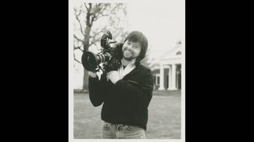 Bild: Ken Burns Schwarzweißfoto eines Mannes mit Kamera
