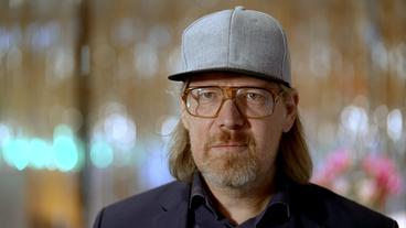 Bild: BR Ein Mann mit Brille und Cap spricht in die Kamera