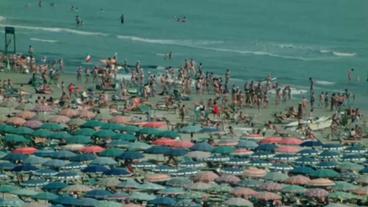 Bild: BR Ein Strand voller Menschen auf Sonnenliegen